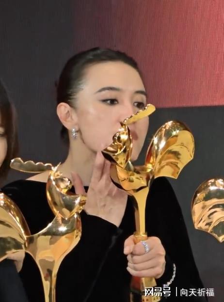 后宋佳用奖杯当化妆镜冰球突破网站金鸡奖影
