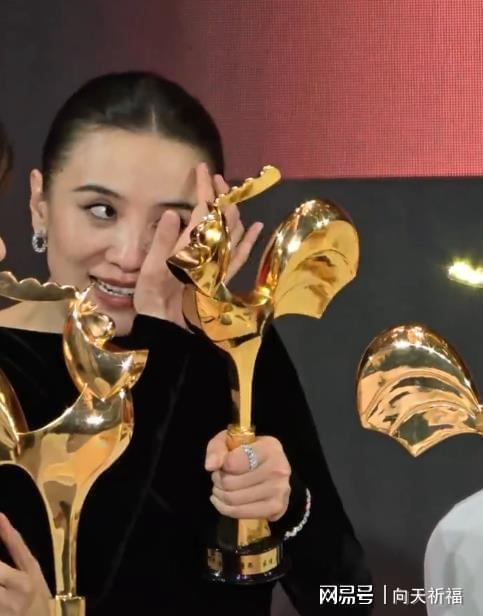 后宋佳用奖杯当化妆镜冰球突破网站金鸡奖影(图3) 后宋佳用奖杯当化妆镜冰球突破网站金鸡奖影(图3)