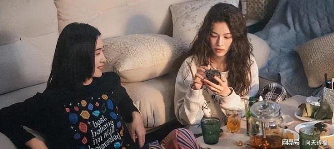 后宋佳用奖杯当化妆镜冰球突破网站金鸡奖影(图4) 后宋佳用奖杯当化妆镜冰球突破网站金鸡奖影(图4)